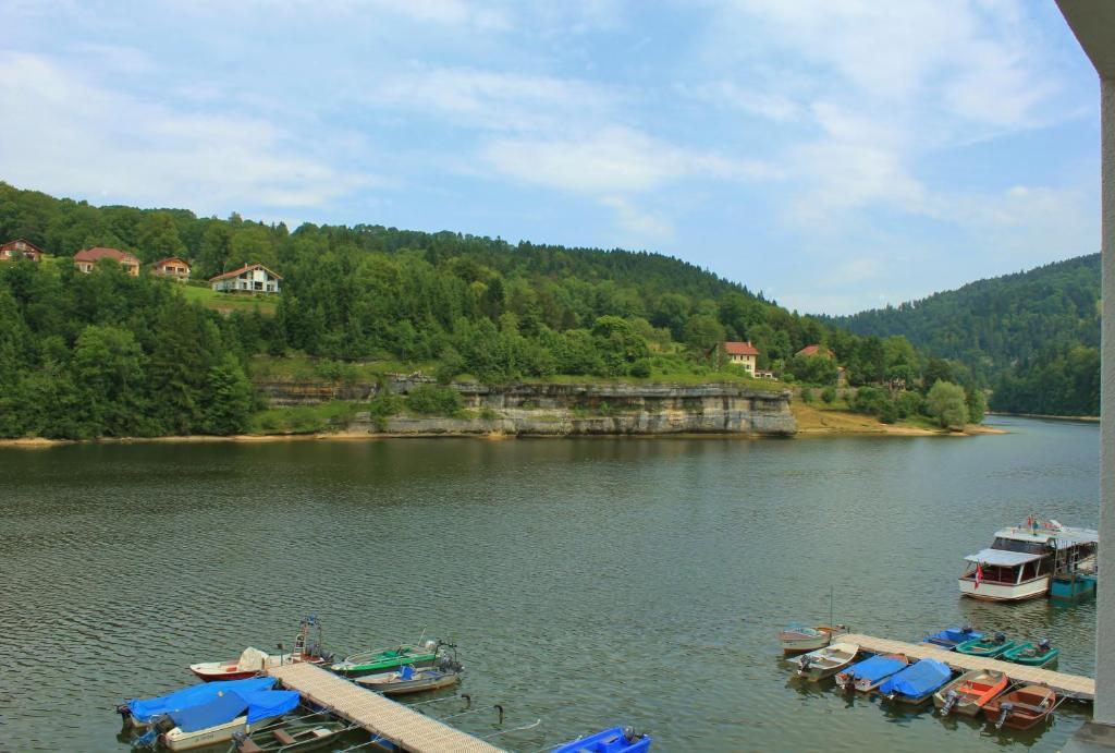 Hotel Les Rives Du Doubs Les Brenets Szoba fotó